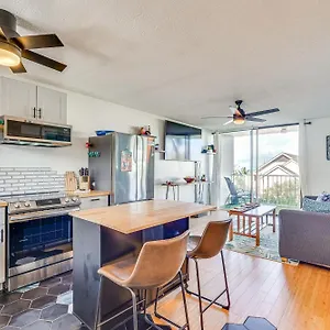 Apartment With Balcony Walk To The Beach!, Kailua-Kona